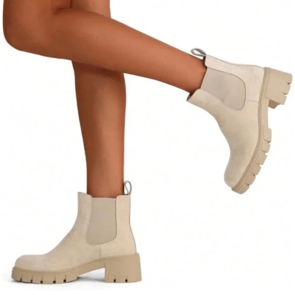 Steve Madden Howler Chelsea Boot Sand Suede Lug Sole Chunky NWOT Size 8.5 - Picture 1 of 11